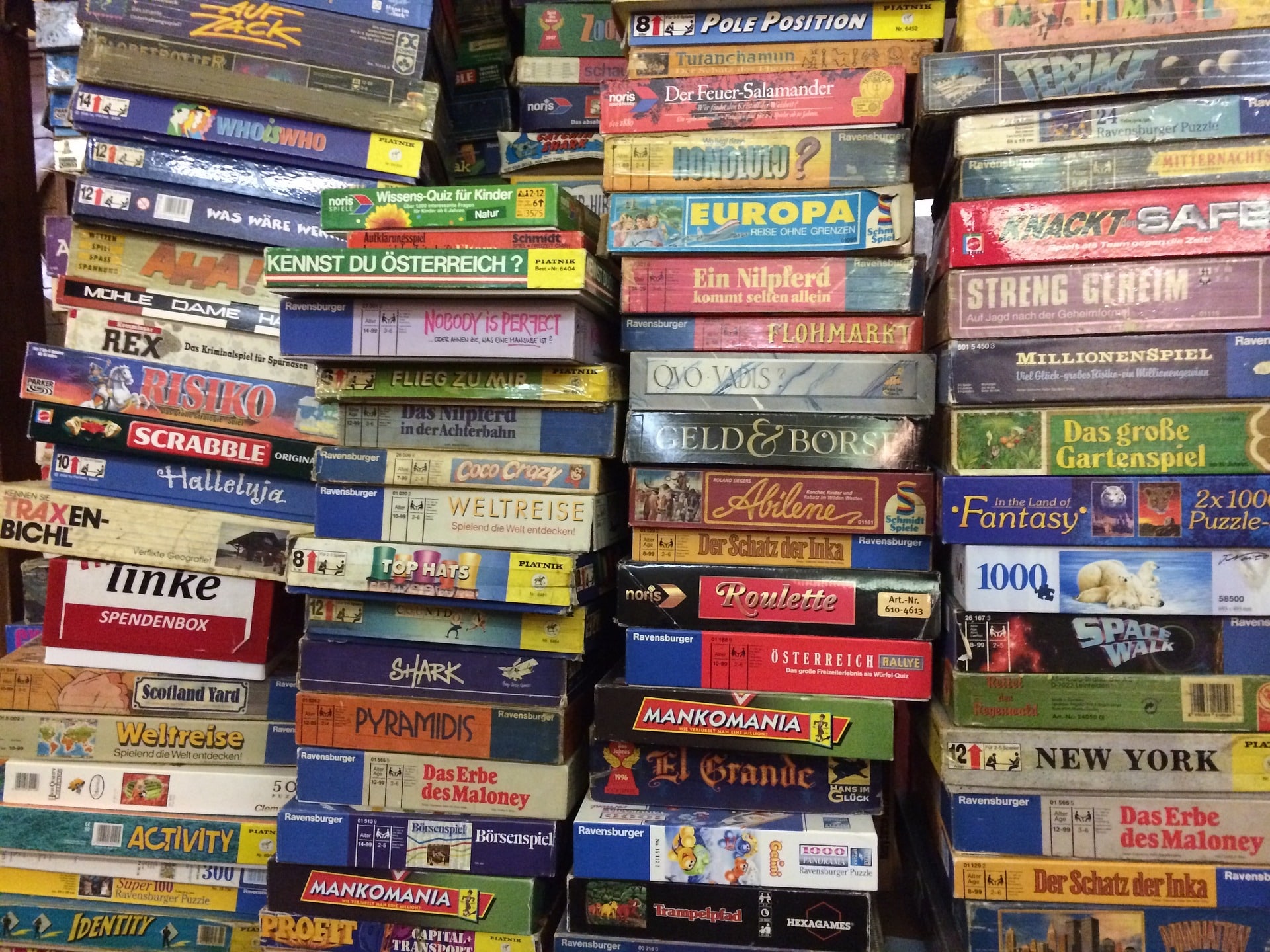 Piles de boîtes de jeux de société