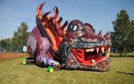 structure gonflable en forme de dragon