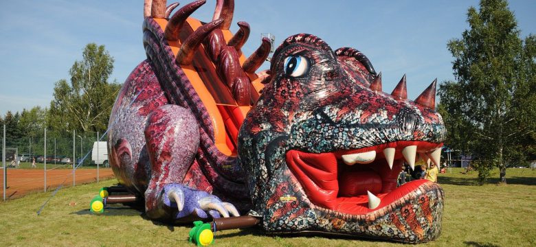 structure gonflable en forme de dragon
