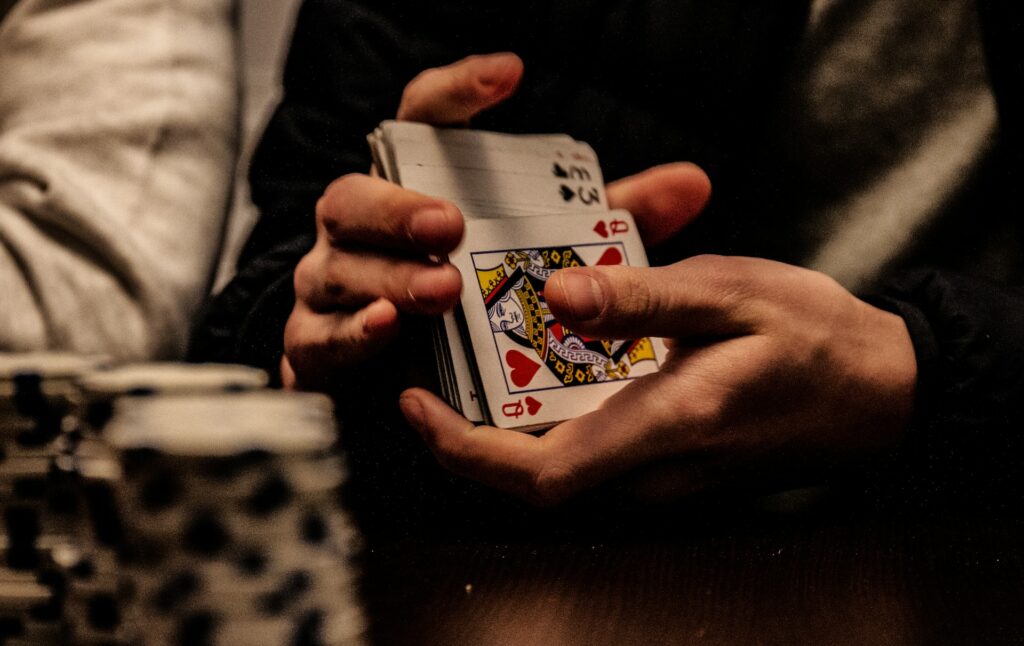Comment distribuer les cartes au poker ?