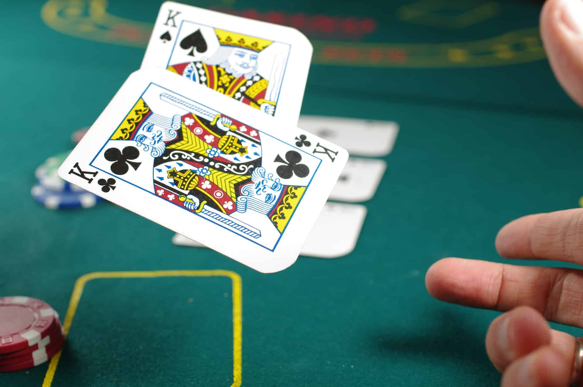 Comment distribuer les cartes au poker ?